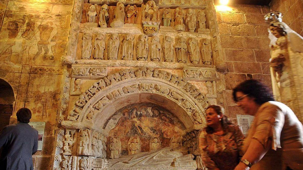 Frescos y esculturas del interior del templo de la parroquia agoladesa.