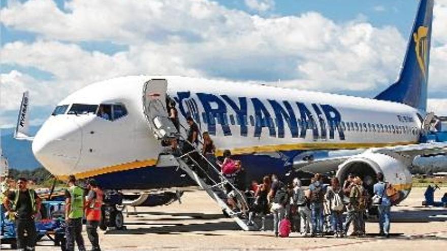 Un avió de Ryanair a les pistes de l&#039;equipament de Vilobí d&#039;Onyar, en una fotografia d&#039;arxiu.
