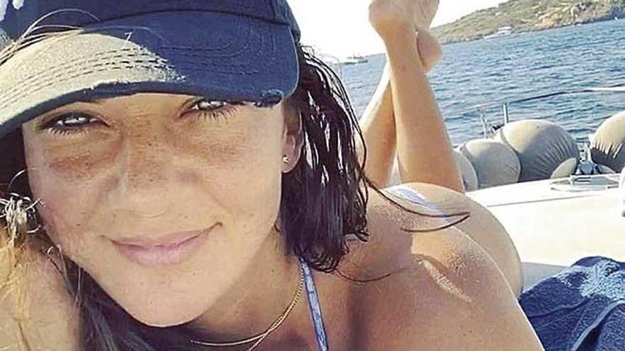 Lorena Bernal, muy sonriente a bordo de un yate en aguas mallorquinas