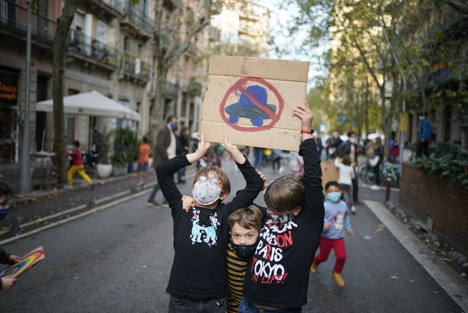 Protesta de niños por la contaminación de los coches