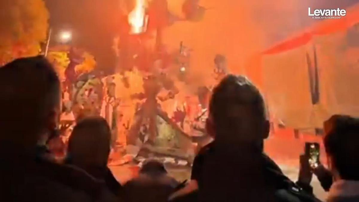 Emotivo homenaje póstumo en la "cremà" de una falla de Sagunt