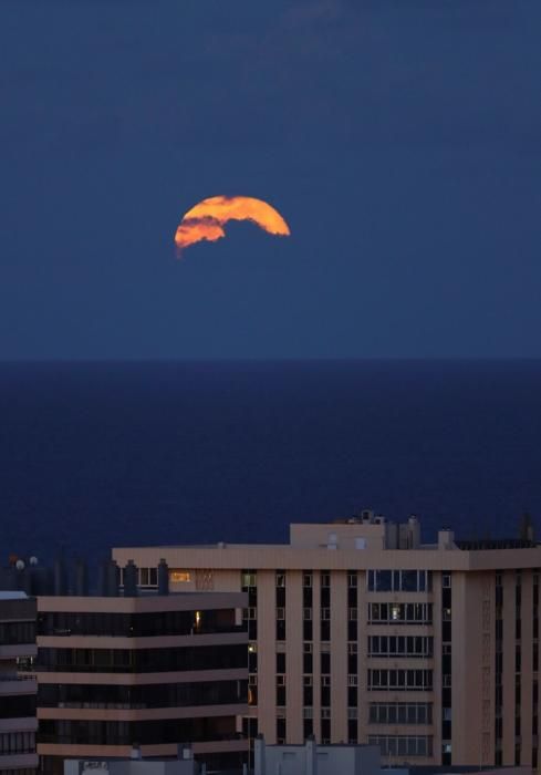 Luna llena de "las flores" sobre Las Palmas de ...