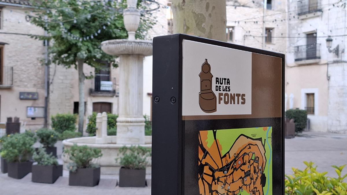 Terra de Patrimoni. Indicador en la plaza del Ayuntamiento