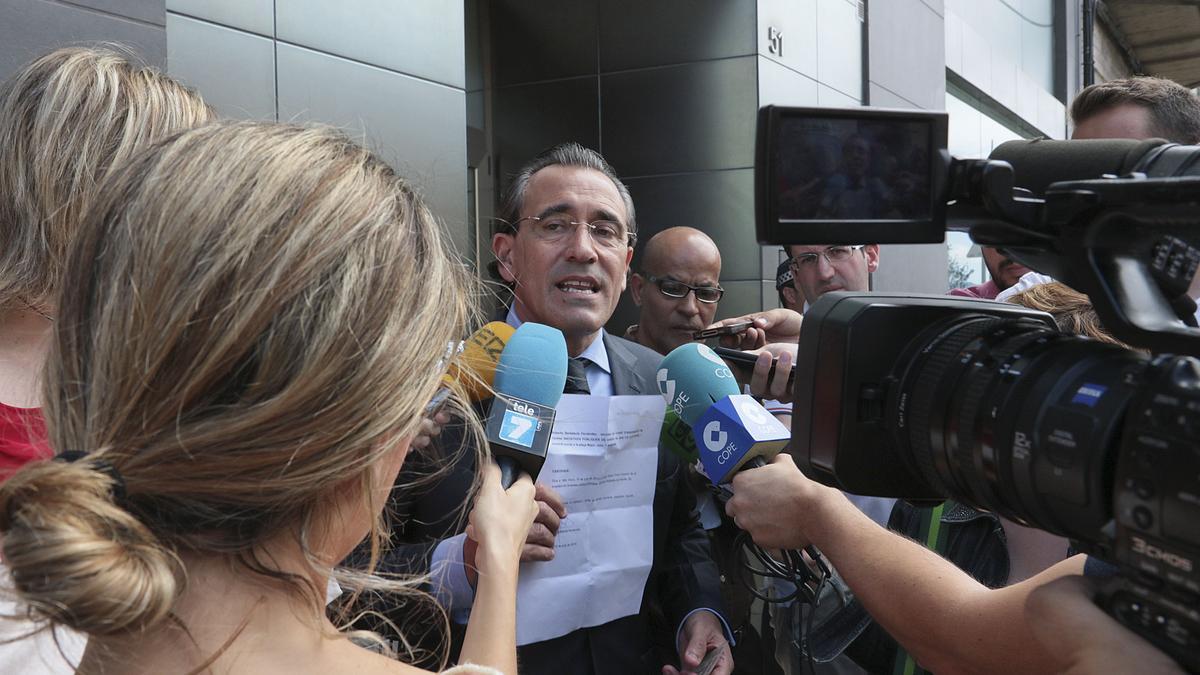 Arturo Torró, dirigiéndose a los periodistas en la sede de IPG, la empresa municipal desde la que se hicieron los contratos que le han llevado a juicio.