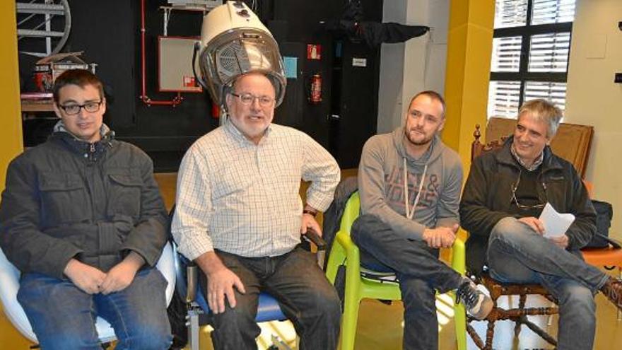 Pol Escudé, Mateu Fité, Moisès Boixadera i Jaume Vilà, de l&#039;Associació Esplai, asseguts en cadires cedides