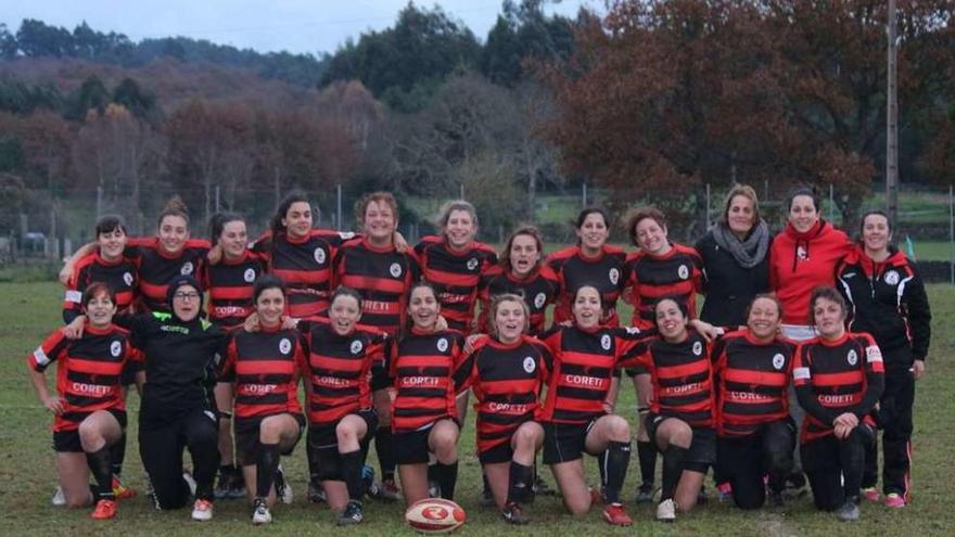 El XV del Coreti posó así de sonriente a la finalización de su partido con el Universidade de Vigo.