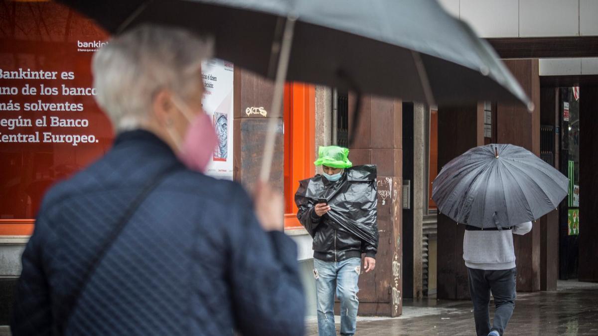 Las precipitaciones y el ambiente frío volvió a Alicante para el puente de San José.