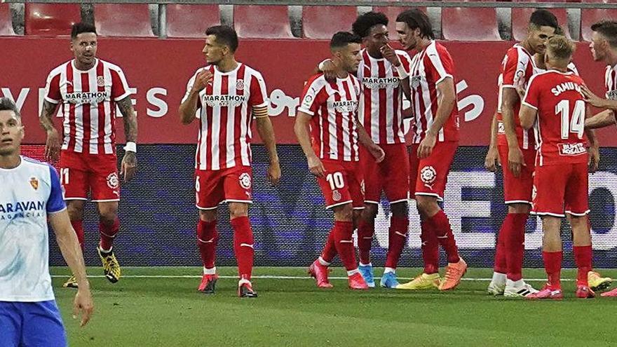 Els jugadors del Girona, al fons, celebrant el gol de la victòria, amb Dani Torres en primer pla.