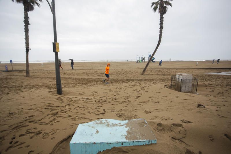 Temporal de lluvia: las mejores imágenes del paseo marítimo de València cubierto de arena