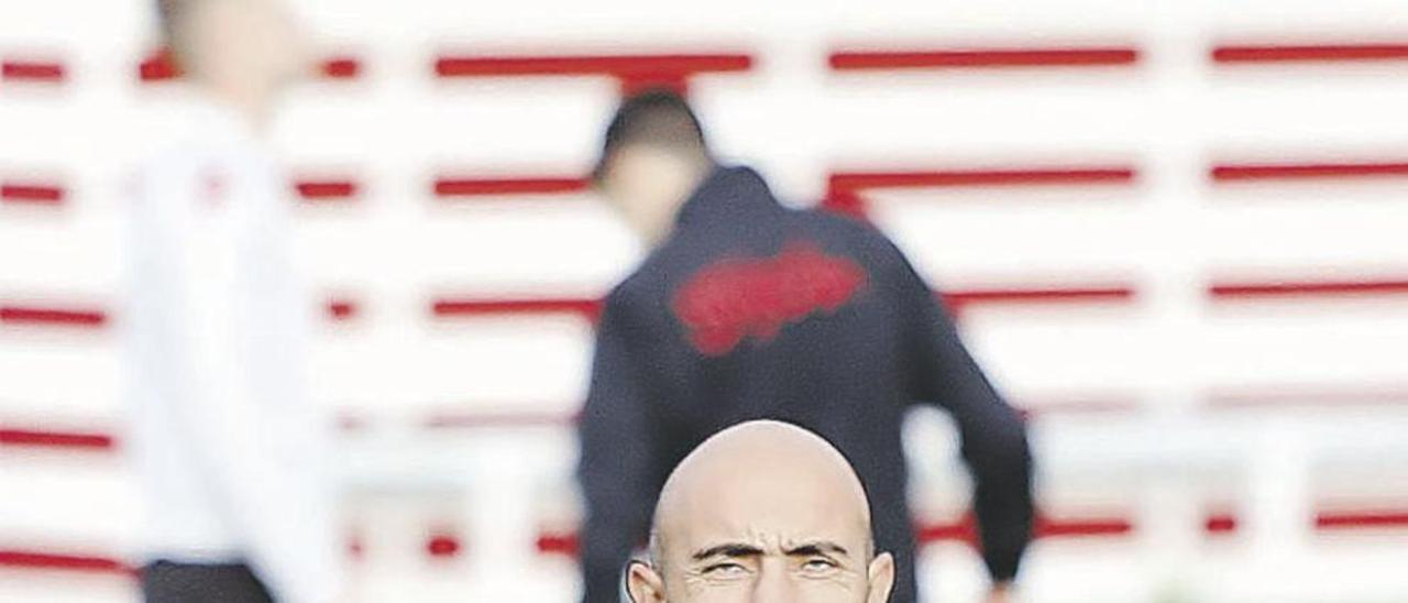 Abelardo, siguiendo el entrenamiento de ayer.