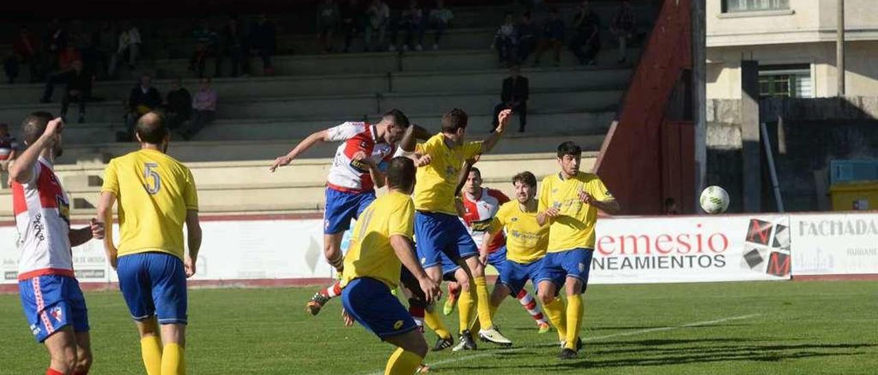 El Arosa necesita sumar la victoria para mantenerse en los puestos de play off de ascenso. // Noé Parga