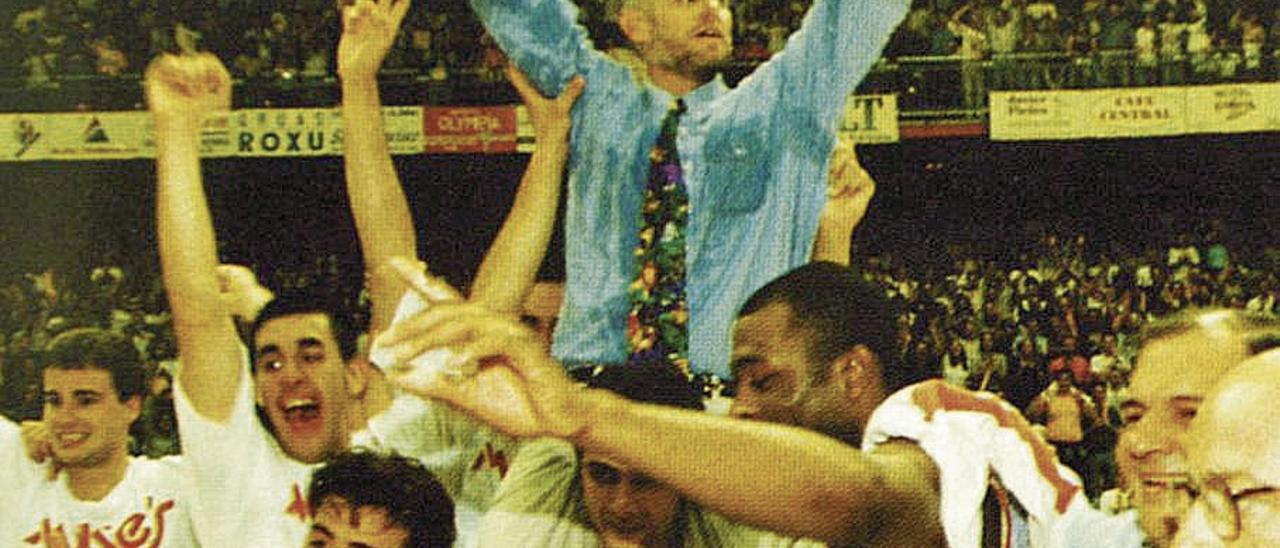 Bill McCammon celebra el ascenso a hombros de sus jugadores.