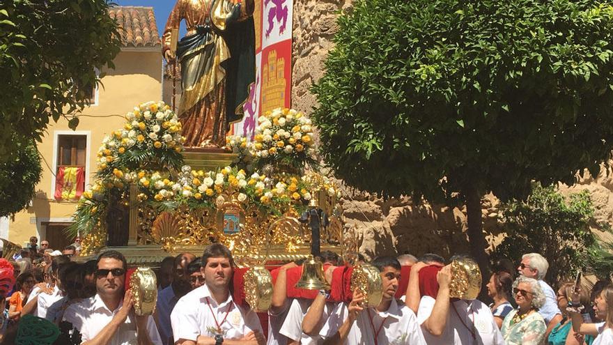 El patrón de Marbella pasa en procesión por la Muralla del Castillo, en el Casco Antiguo.