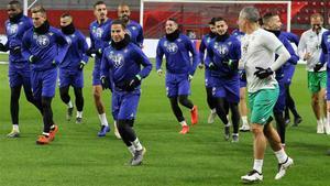 Último entrenamiento del Betis antes de jugar contra el Rennes