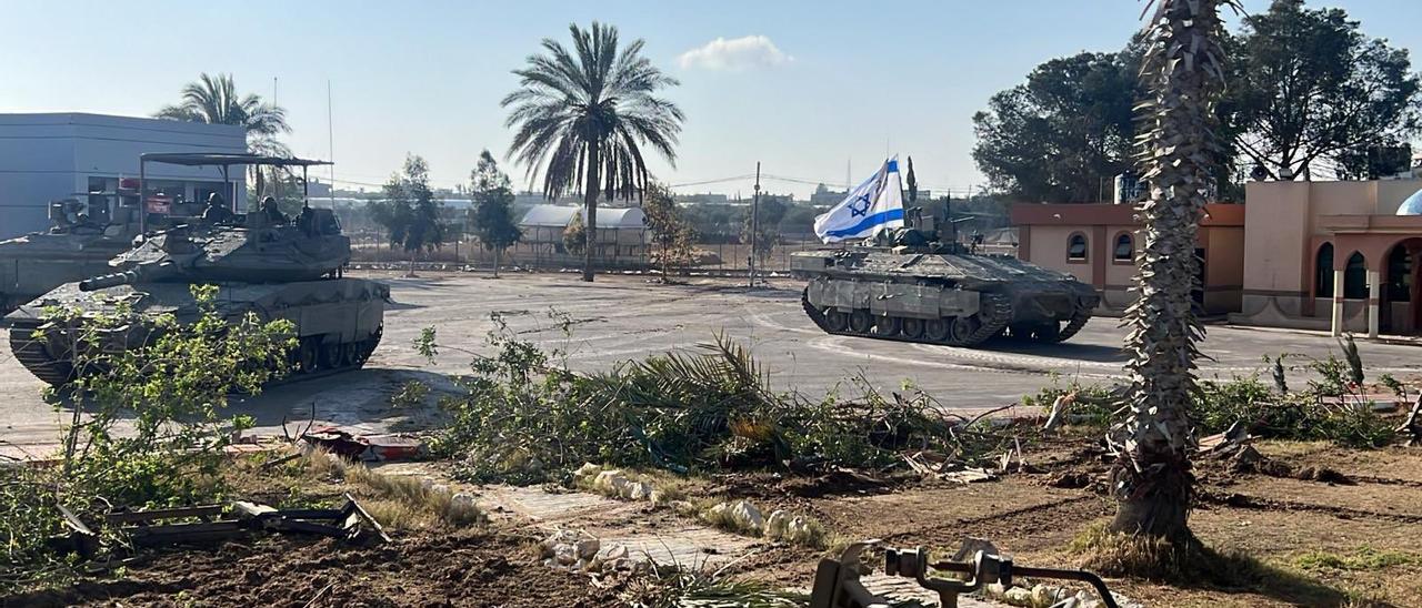 Este es el momento en el que los tanques israelíes entran en la parte palestina del paso de Rafah