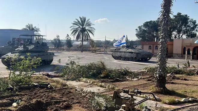 Este es el momento en el que los tanques israelíes entran en la parte palestina del paso de Rafah