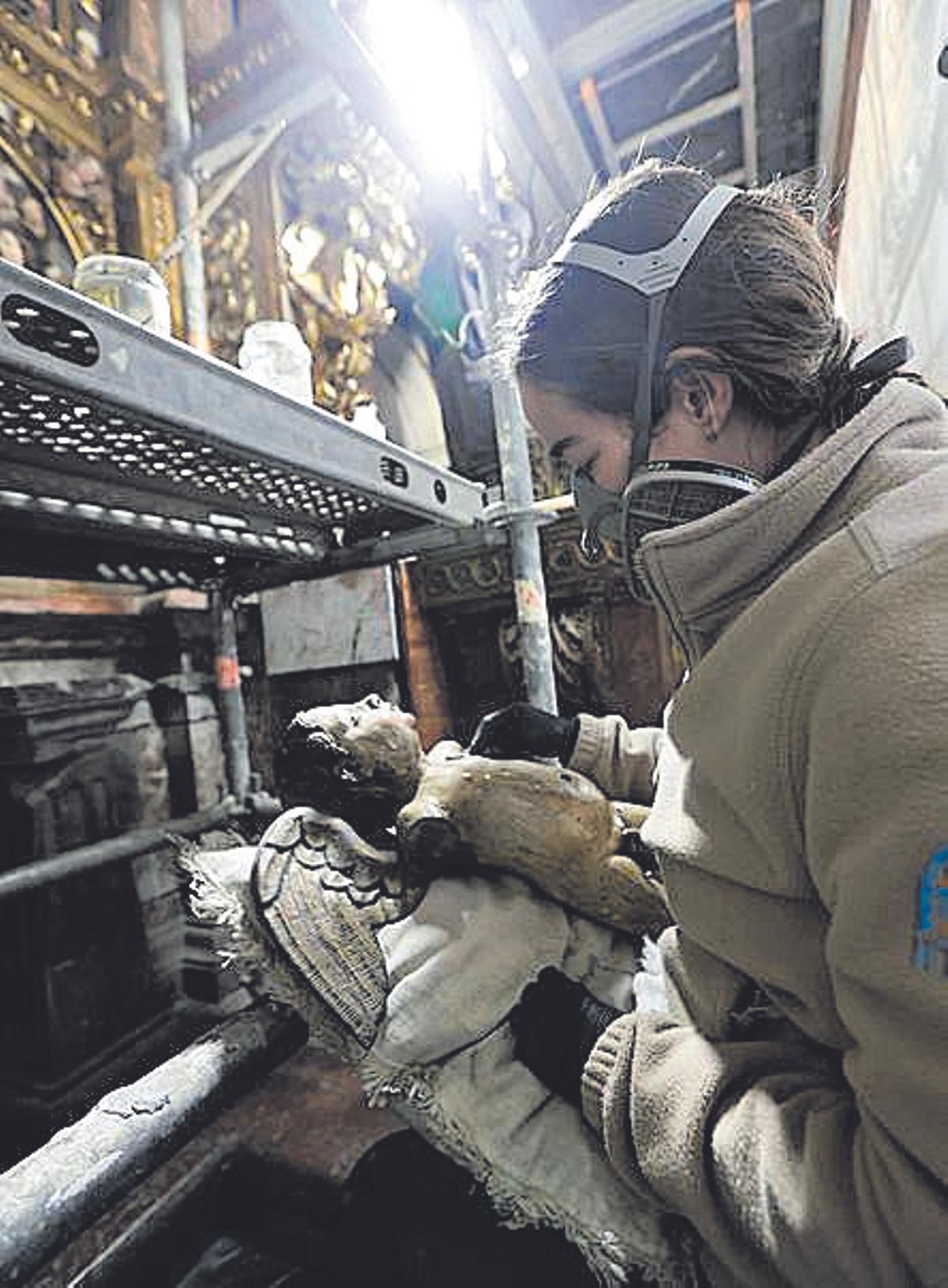 Cristina Hidalgo, trabajando en la escultura de un ángel.