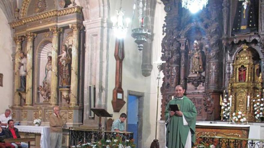El párroco Jorge Cabal habla a los vecinos en su última misa en Castropol.