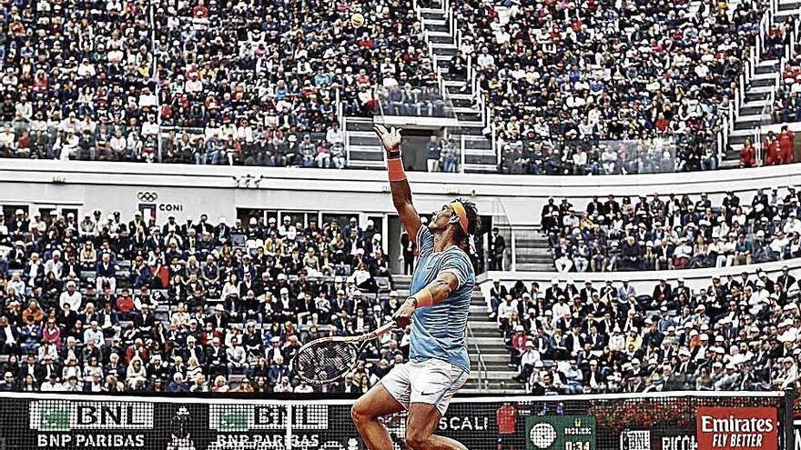 Nadal sirve en su partido ante Tsitsipas.