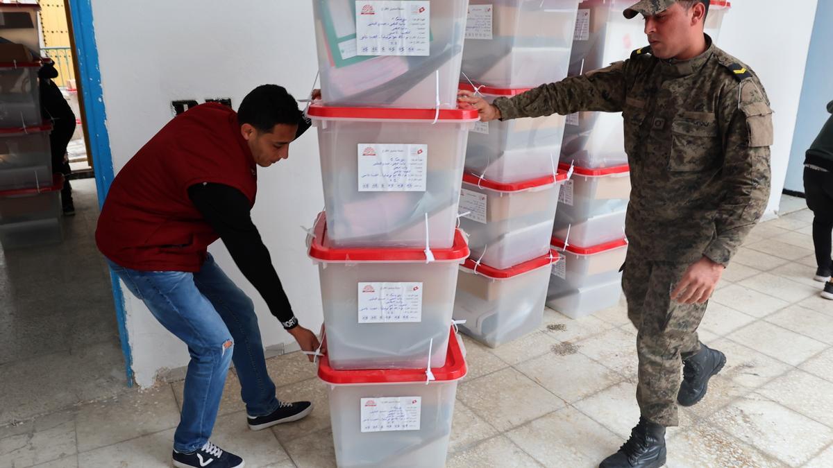 Un militar y un funcionario trasladan urnas para las elecciones tunecinas.