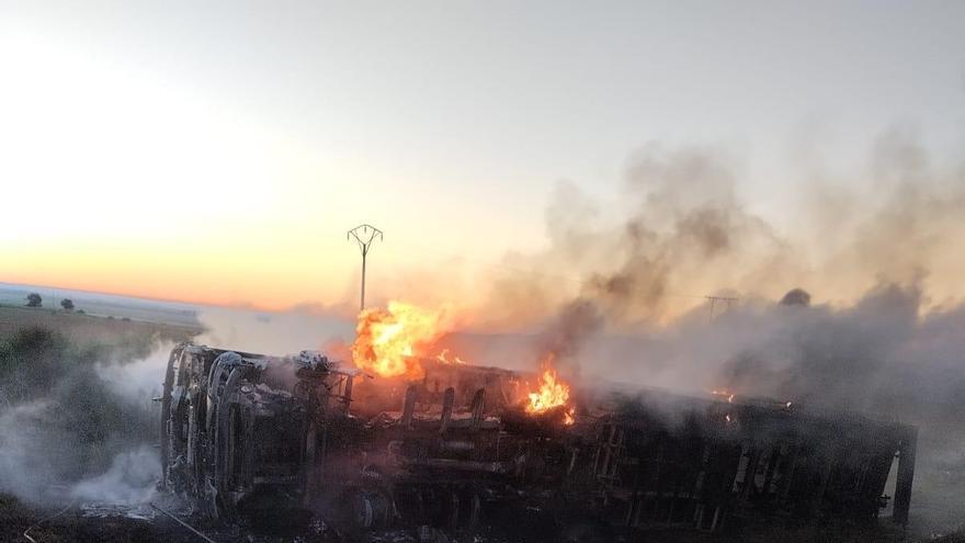 VÍDEO | Colapso en la A-6 por el incendio de un vehículo: un carril cortado entre Villalpando y Cerecinos de Campos