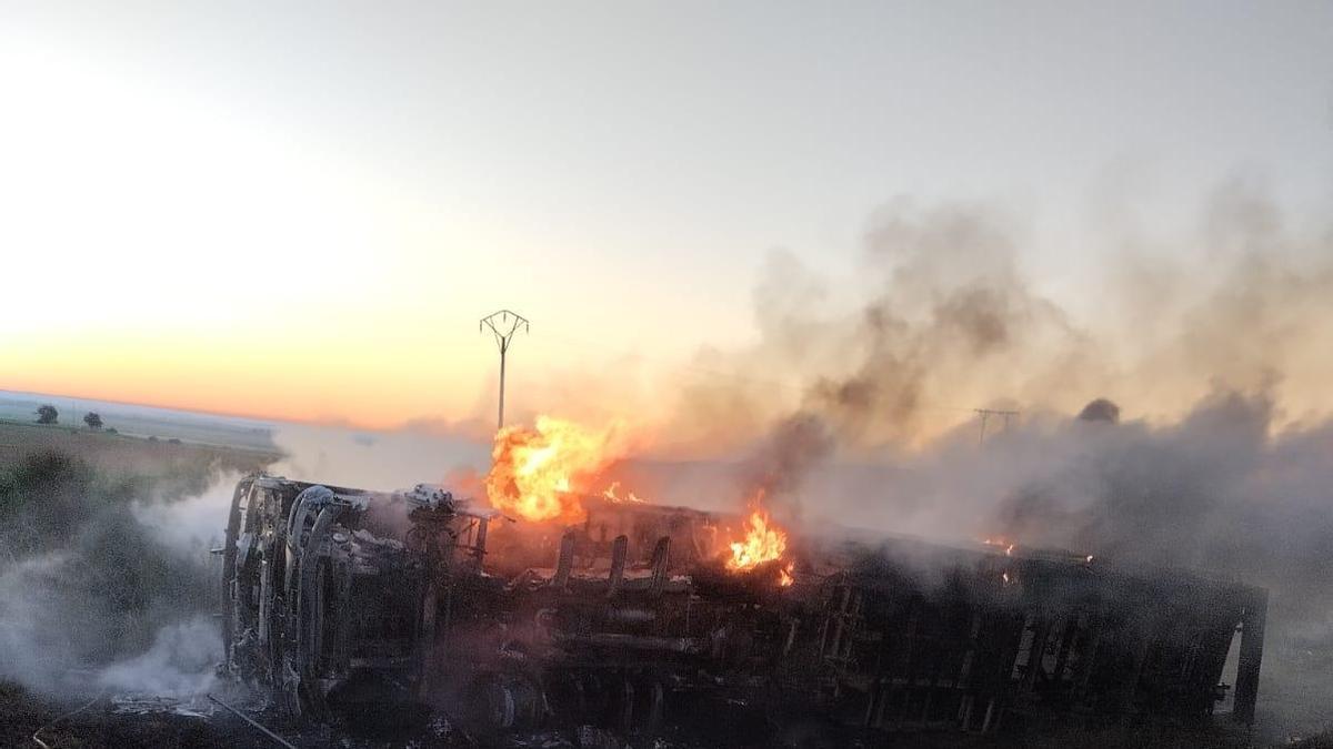 VÍDEO | Colapso en la A-6 por el incendio de un vehículo