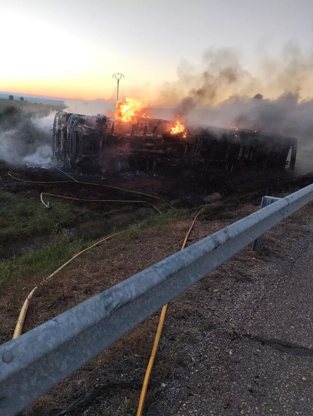 VÍDEO | Colapso en la A-6 por el incendio de un vehículo: un carril cortado entre Villalpando y Cerecinos de Campos