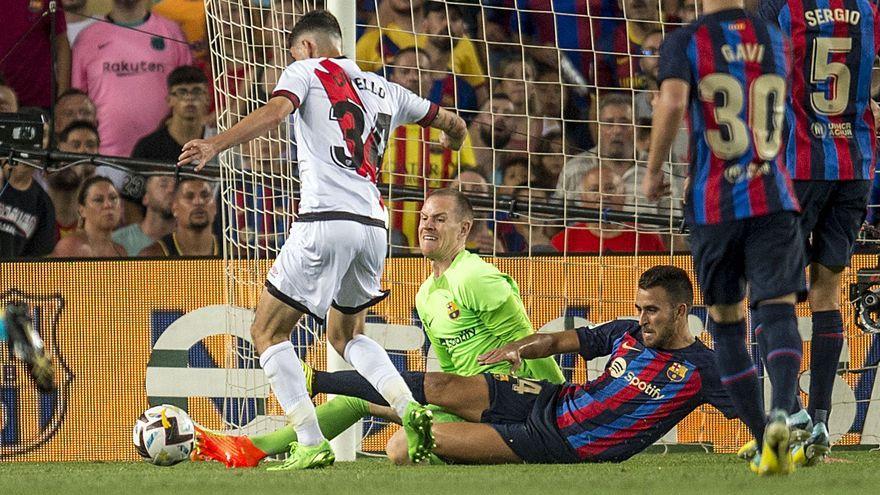 Ter Stegen y Eric García tratan de dificultar el remate de Camello.