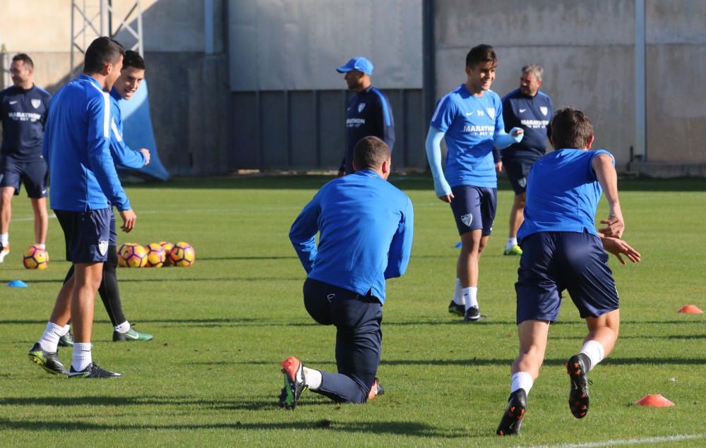 La primera plantilla, con la ausencia de Carlos Kameni y la visita del exmalaguista Juanmi, vuelve al trabajo tras las vacaciones de Navidad bajo las órdenes de Marcelo el ''Gato'' Romero.