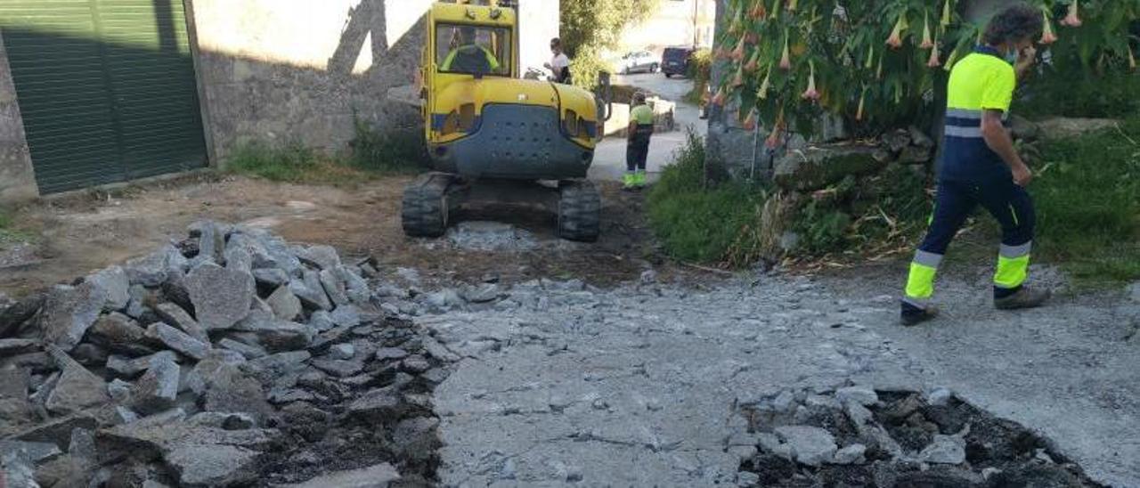 Operarios trabajando en uno de los caminos de Ermelo, en Bueu. |   // SANTOS ÁLVAREZ