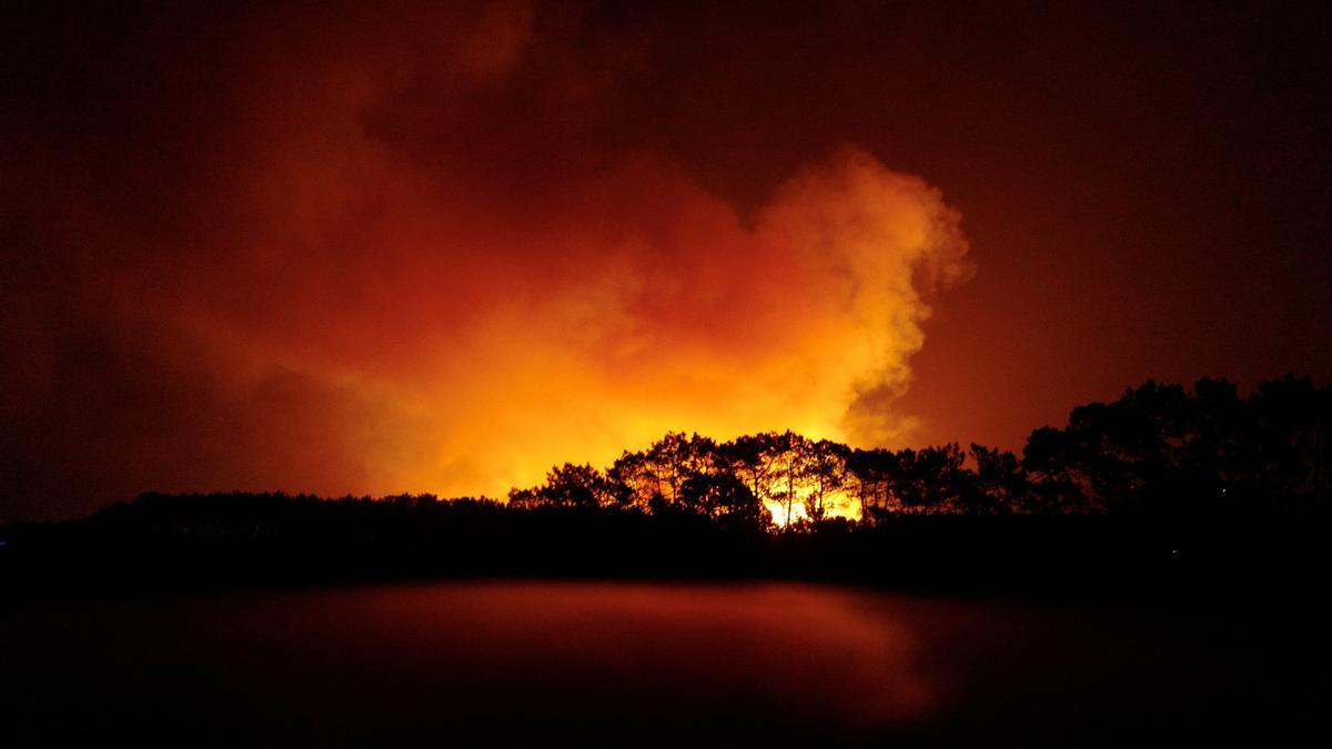 Evacuadas unas 1.400 personas por un incendio forestal en Portugal