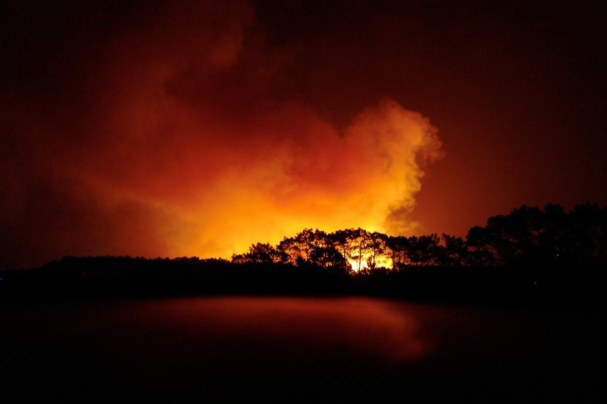 Evacuadas unas 1.400 personas por un incendio forestal en Portugal