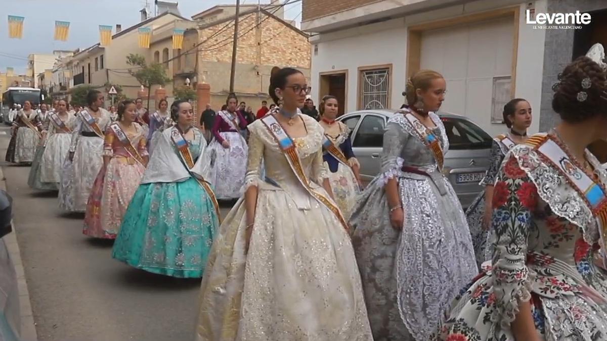 Desfile de 800 falleros contra la lluvia y el barro