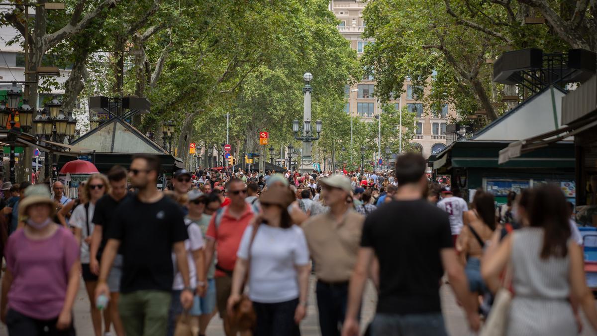 Archivo - Centenares de personas caminan por las Ramblas, a 4 de agosto de 2022, en Barcelona, Cataluña (España).