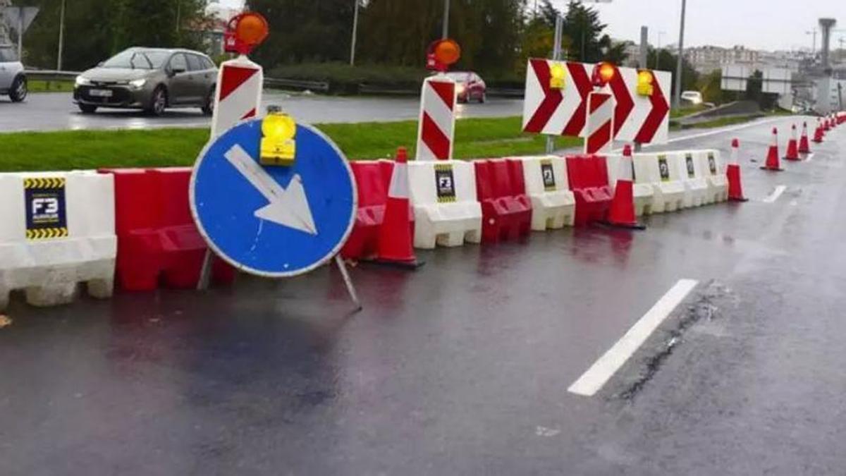 Carril cortado por obras en Alfonso Molina.
