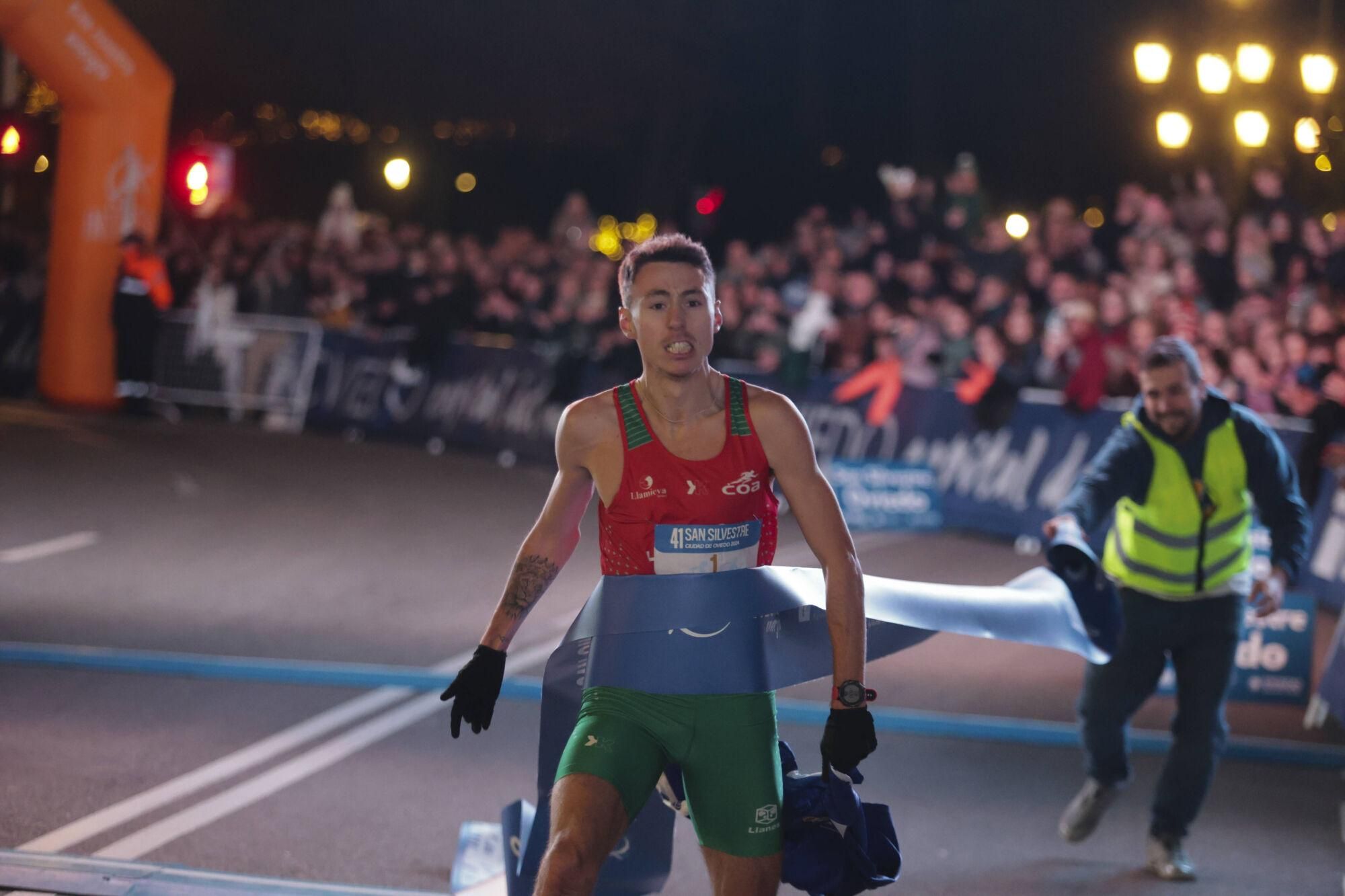 EN IMÁGENES: Alejandro Onís y Mariam Benkert saltan del segundo al primer puesto en la San Silvestre de Oviedo