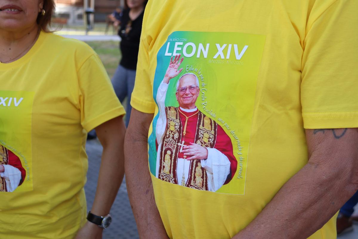 El papa León XIV en su visita este sábado al centro CEDIA 24 Horas, de Cáritas Madrid. El papa León XIV en su visita este sábado al centro CEDIA 24 Horas, de Cáritas Madrid.