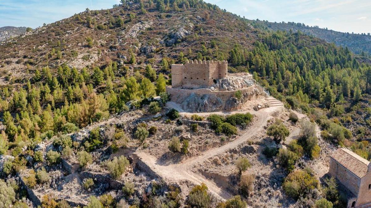 Este pueblo, además, oculta un impresionante castillo.