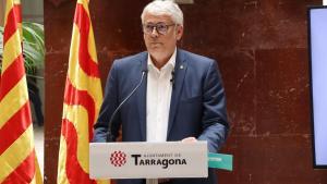 Jordi Sendra, concejal de Junts en el Ayuntamiento de Tarragona, durante la comparecencia este lunes.