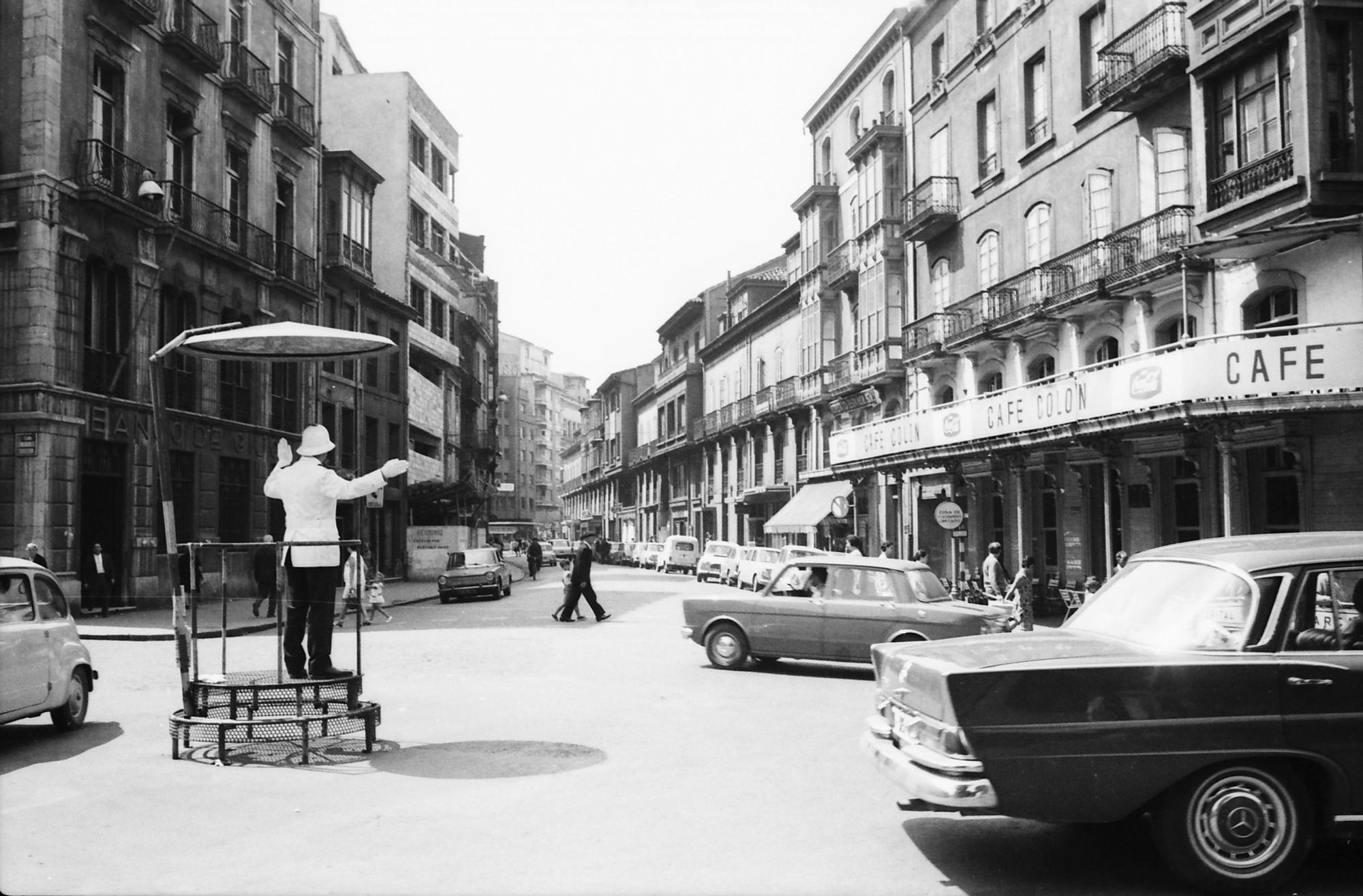 Guardia urbano regulando el tráfico en Avilés. h. 1969.