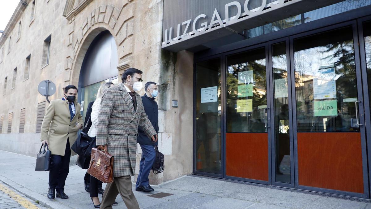 Abogados y representantes del PP entran en el juzgado de Salamanca.