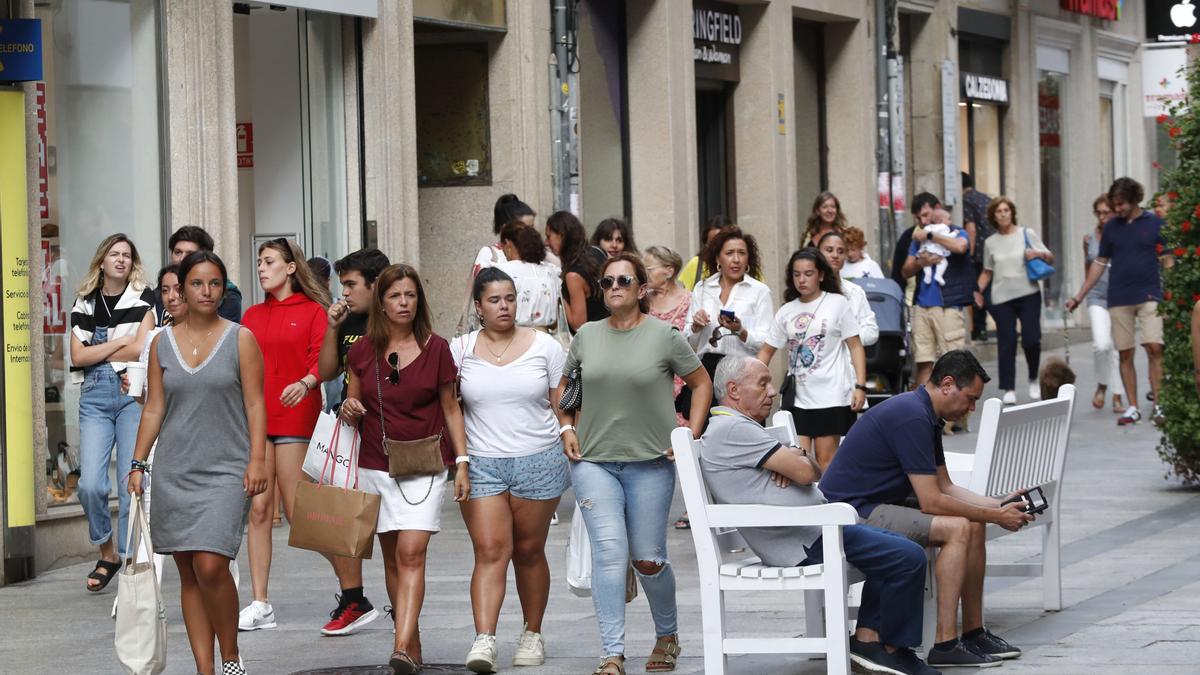 Vigueses paseando por la calle Príncipe este verano