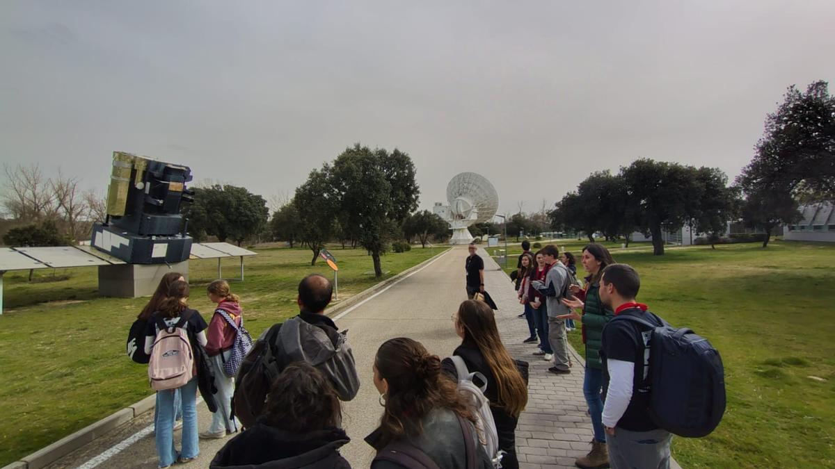 Un moment de la visita de l'alumnat guanyador del concurs al Centre d’Astronomia Espacial de l’ESA (ESAC) a Villanueva de la Cañada (Madrid).