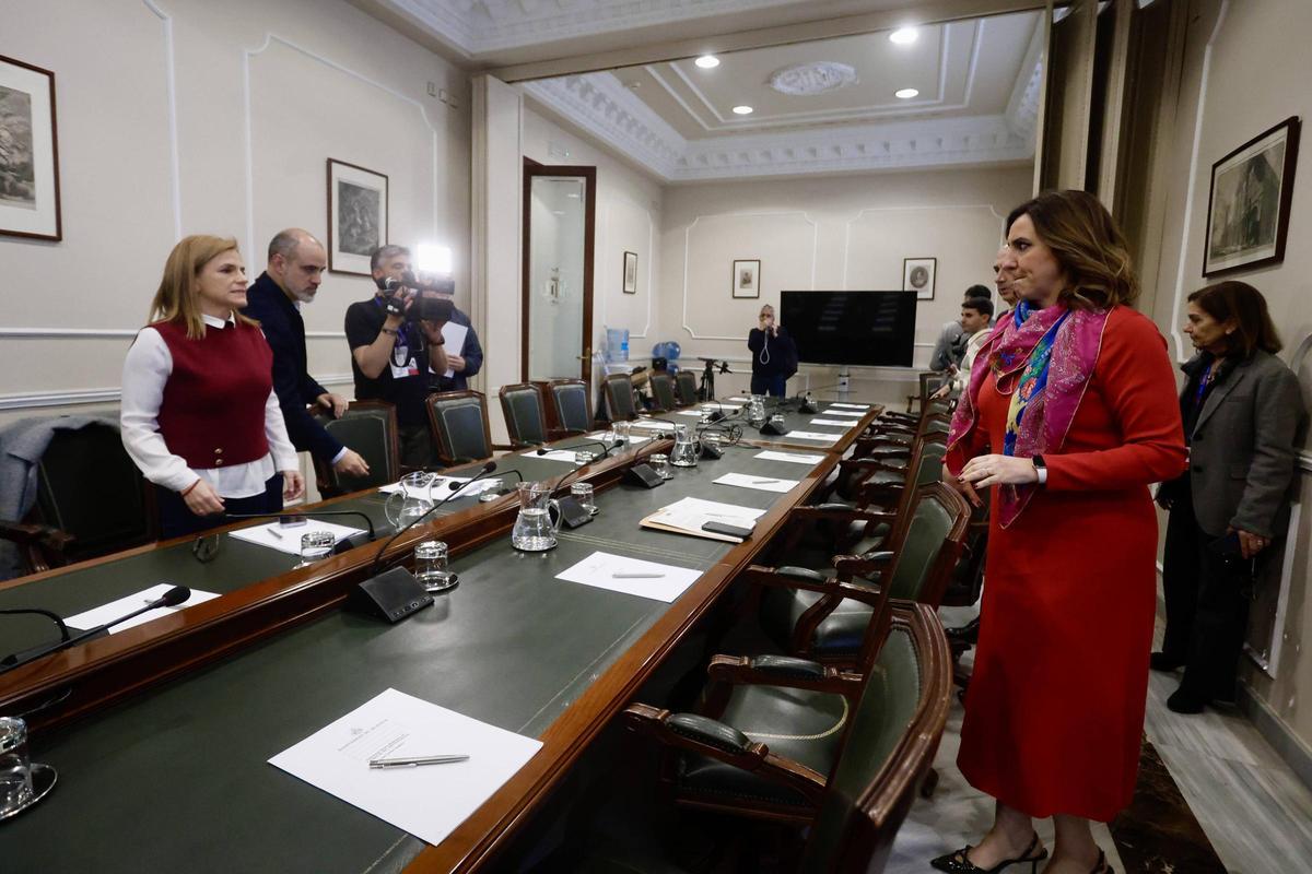 Pilar Bernabé y María José Catalá en la reunión por el conflicto con Renfe durante las fallas.