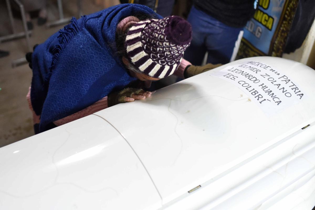 Familiares de los fallecidos en las protestas antigubernamentales reciben los restos en la morgue del Hospital Carlos Monje Medrano, en Juliaca (Perú).