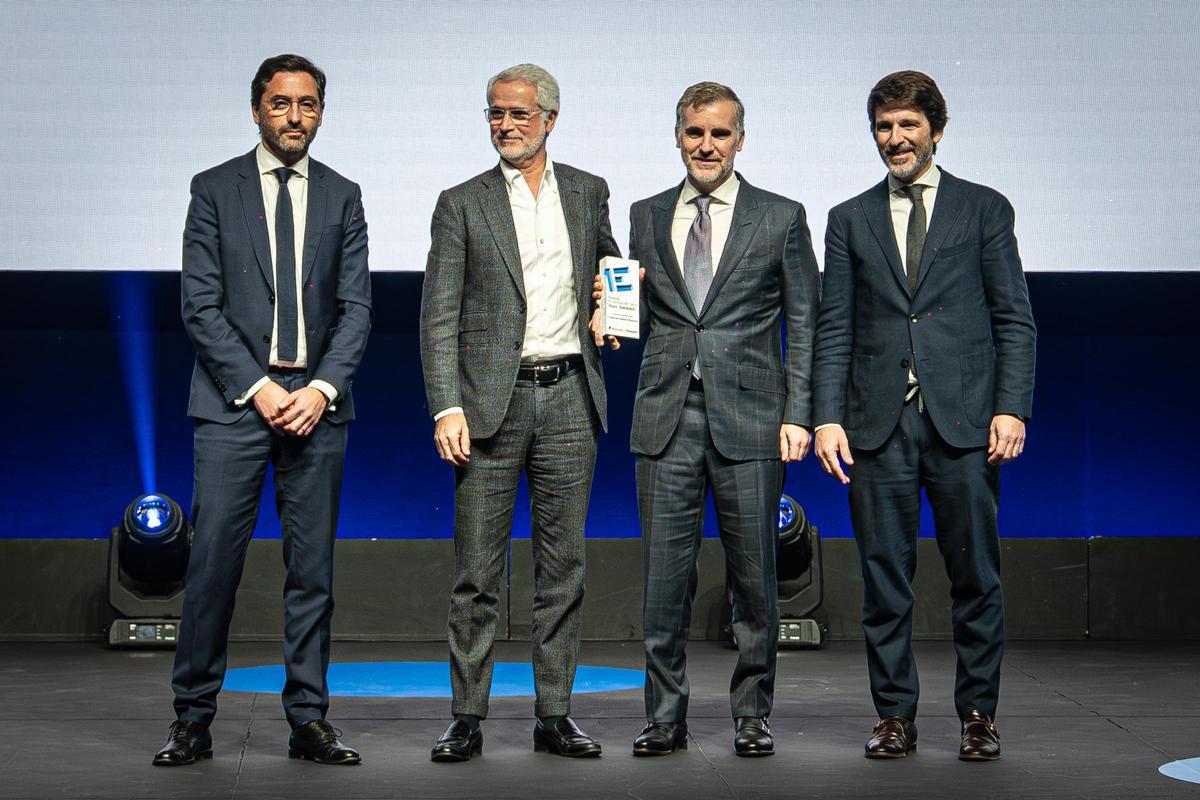 Christian Costaganna, CEO de Nissan, y Sergi Guillot, director general de Prensa Ibérica, entregan el premio Empresa Familiar a Catalonia Hotels. Recogen el premio Manel Vallet Garriga, Conseller Delegat de CATALONIA HOTELS & RESORTS, y Guillermo Vallet Millet, Vicepresident Executiu de CATALONIA HOTELS & RESORTS