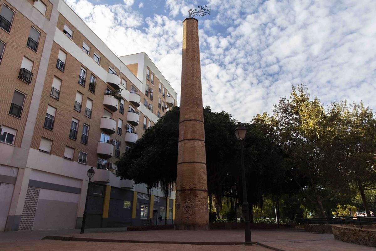 Situada en una plaza ajardinada, al inicio de la Calle Ibiza. Fue una antigua Fábrica de Hiladuras.