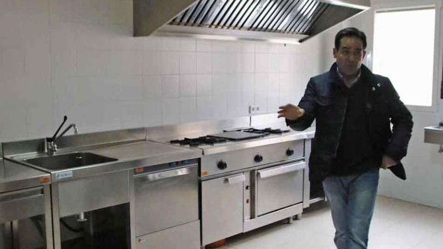 El alcalde de Fuentesaúco en las cocinas del comedor social.
