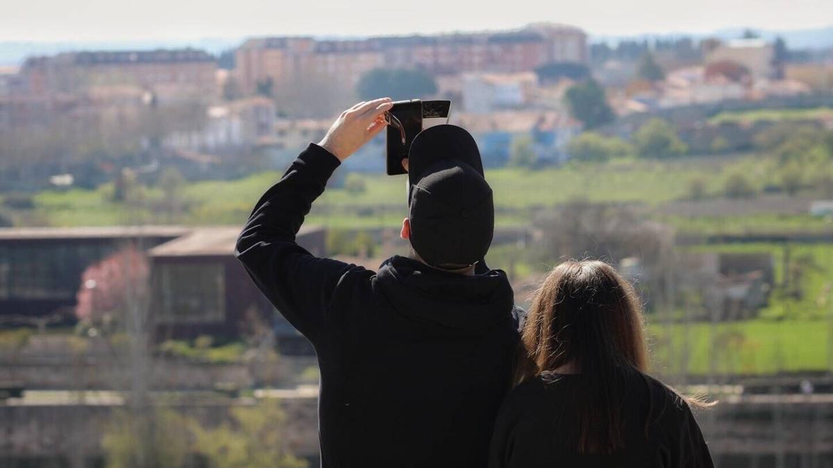 Una persona hace una fotografía durante la observación del eclipse parcial de sol, organizada el pasado año por la Agrupación Zamorana de Astrología (AZA).
