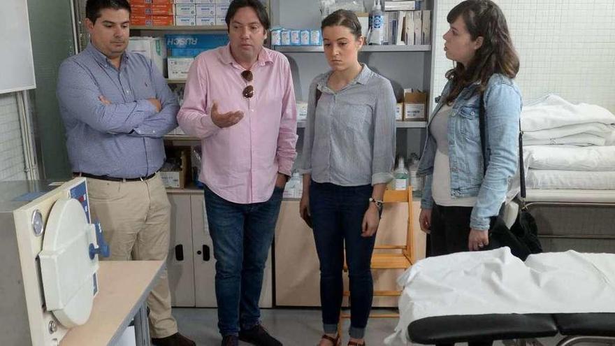 Los ediles Xurxo Charlín y Tino Cordan, en una visita al centro de salud de Cambados. // Noé Parga